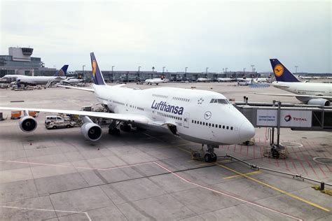 Lufthansa (LH) .